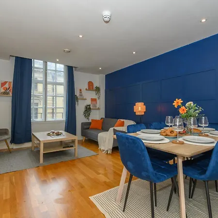 Central Business Class Apartment - Luxury Living