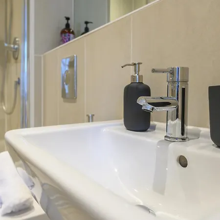 Central Business Class Apartment - Luxury Living Lägenhet